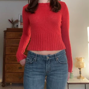 Röd stickad - Stickad tröja med knappdetaljer på ena axeln! Vintage Vero Moda 🤍