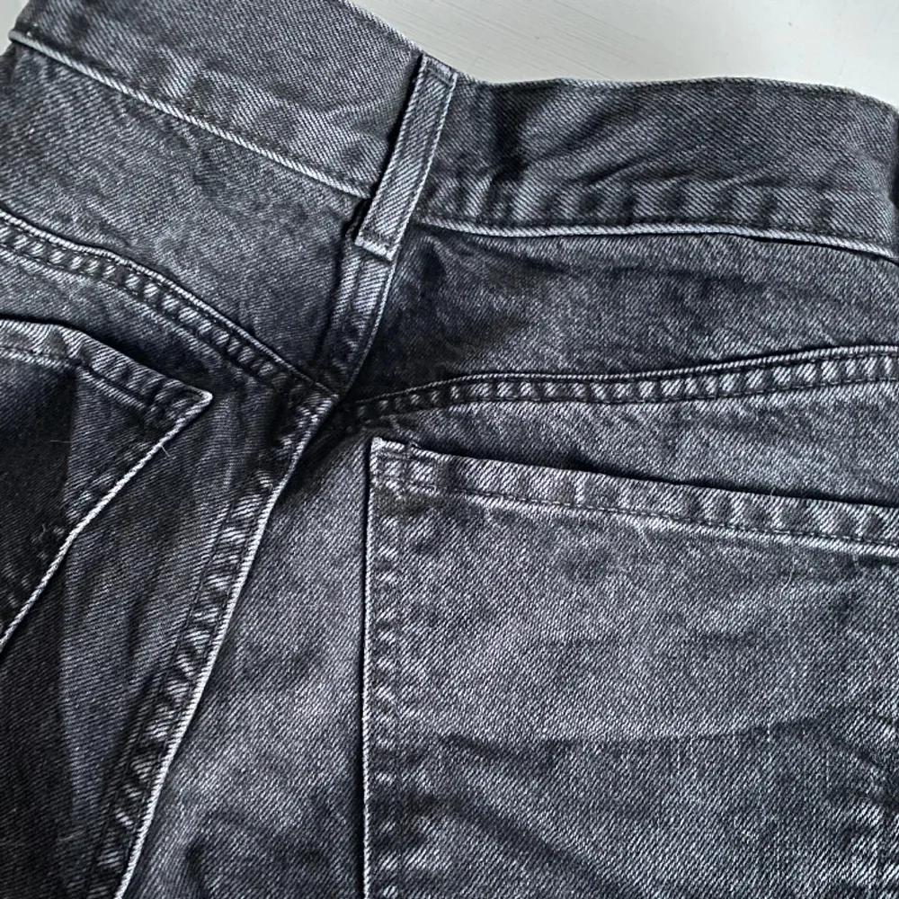 Urtvättade svarta raka jeans med hög midja. Använda men fortfarande ok skick. Jag säljer på grund av att de nu har blivit för små. Ingen retur och köparen står för frakt!. Jeans & Byxor.