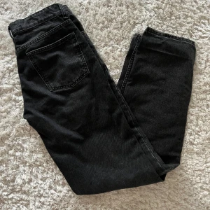 Jeans från zara  - Bild 1: Svartmelerade jeans, storlek 36 och vida i benen.  Bild 2: grå tajta jeans med slits, storlek 34  Bild 3: Vita vida jeans, storlek 36  100kr/st