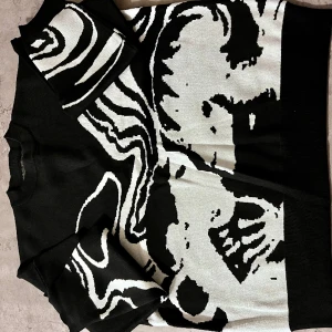 Kissing skeleton  - Ge din garderob en uppgradering med denna sweatshirt som kombinerar stil och komfort på bästa sätt! Tillverkad av högkvalitativt bomullsmaterial, är denna sweatshirt perfekt för både avslappnade dagar hemma och för att ta dig igenom med stil