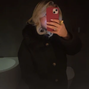 Chelsea - Svart Chelsea jacka med päls. Knappt använd då den inte passar på mig. Superfint skick!💕