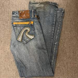 Sjukt coola jeans från Replay! Insytt snöre i midjan så man enkelt kan justera storleken. 💞💞 Innerbenslängd: 82 cm. Midjemått: 80 cm                                                             Priset går att diskuteras!🤍