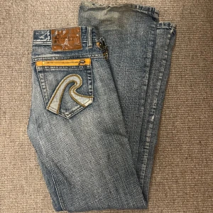 Unika Replay jeans - Sjukt coola jeans från Replay! Insytt snöre i midjan så man enkelt kan justera storleken. 💞💞 Innerbenslängd: 82 cm. Midjemått: 80 cm                                                             Priset går att diskuteras!🤍