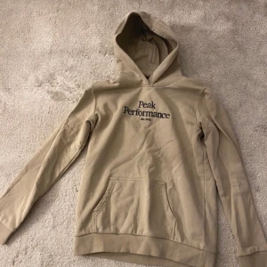 Peak performance hoodie  - Säljer en beige peak hoodie, använd Max 2 gånger, säljer för 450kr + frakt!