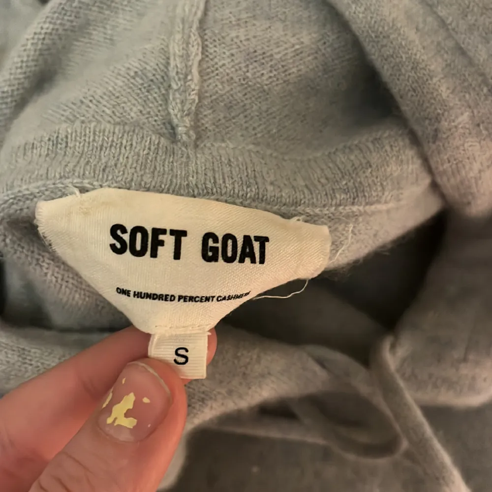 hoodie från soft goat, inga defekter, inte nopprig, så som nyskick❤️❤️ jätteskön, nypris är mellan 2000-3000, inte helt säker🥰 mitt pris 750. Hoodies.