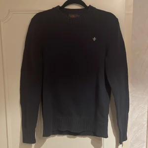Stickad tröja Morris - En väldigt snygg stickad tröja från märket Morris. Tröjan är mörkblå och i väldigt gott skick 9/10. Säljer den på grund av att den blivit för liten för mig. Inga defekter!