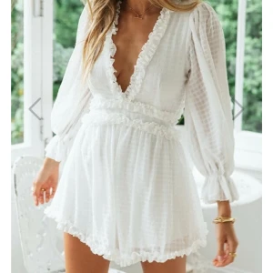 Vit klänning  - Såå fin klänning passar perfekt till student eller skolavslutning, säljer då ja tänkt ha den till min student men köpt en annan💗 