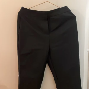 SNYGGA KOSTYMBYXOR, M/30 - Säljer HELT OANVÄNDA kostymbyxor från VERO MODA. De är av jätte bra kostym material som EJ skrynklas. Storlek: M/30. Perfekt längd. 