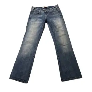 Blåa lågmidjade utsvängda jeans från Only, storlek eu 36 längd 32, motsvarar xs/s