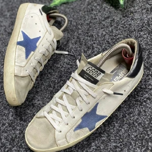 Golden goose - Säljer nu dessa feta golden goose skor i storlek 41. Skorna är i ett bra skick (modellen ska vara sliten). Nypris: 4600. Skriv för fler frågor eller bilder. 