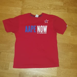 Bape tshirt - Fet tshirt i bra skick bortsett från ett minimalt hål på axeln