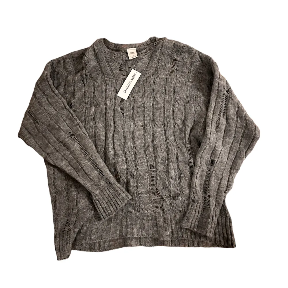Grå stickad tröja med hål från Urban Outfitters, aldrig använd prislappen är kvar. Tröjor & Koftor.