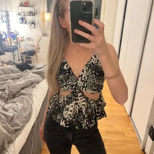 Topp - Jättenajs och snygg topp med cutout!! Säljer pga den är för stor för mig tyvärr😫😫