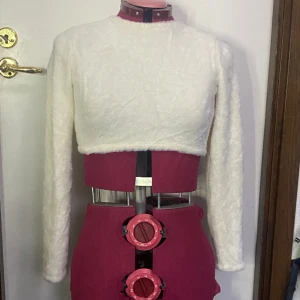 Zara tröja  - Fluffig vit croppad tröja med knyte i ryggen och öppen rygg. Vet ej hur många gånger den är andvänd men ser ut att vara ny.