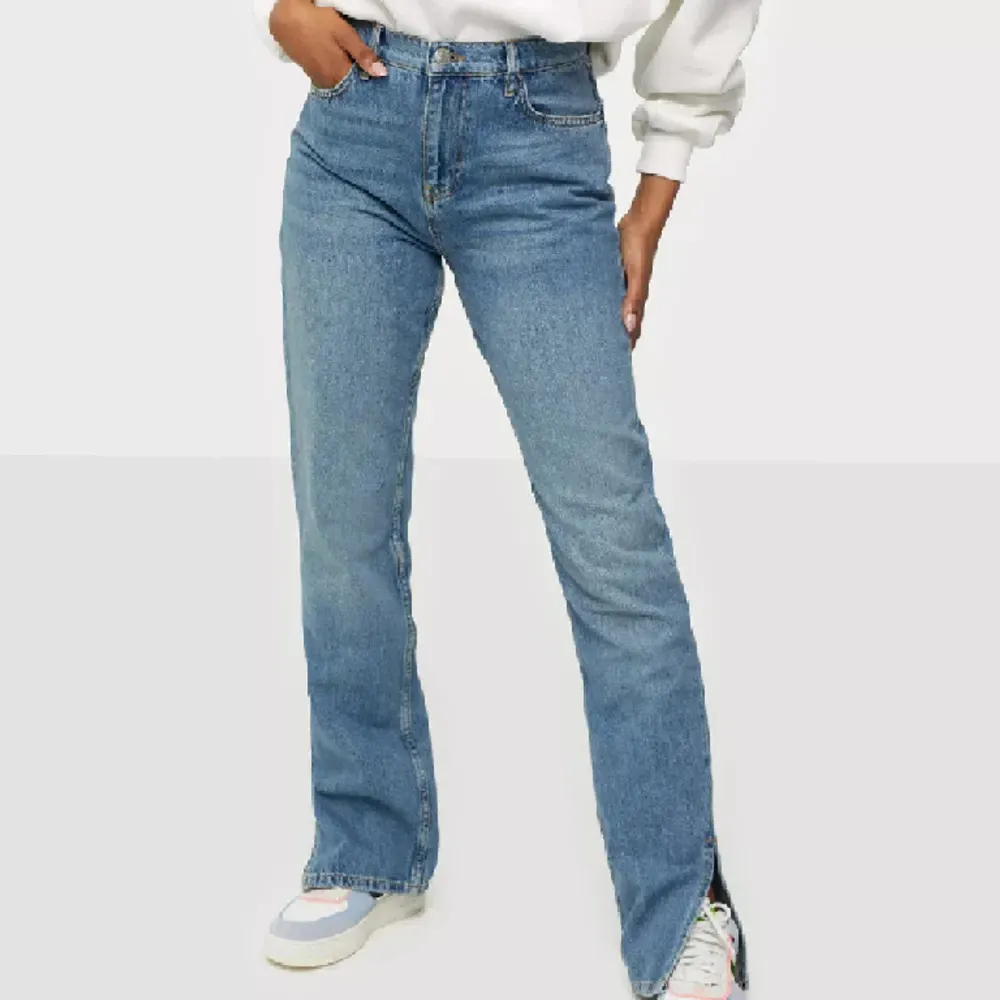 Säljer dessa snygga slutsålda  jeans från Nelly! Storlek 36 men skulle säga att de är som EU38❤️. Jeans & Byxor.