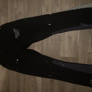 Gallery dept byxor svart - Säljer dessa gallery dept byxor som är extremt bekväma och stiliga i storlek L. Dessa byxor är perfekt för avslappnade dagar. De är tillverkade av ljust material och har en elastisk midja för perfekt passform. Hör av dig om du är intresserad!