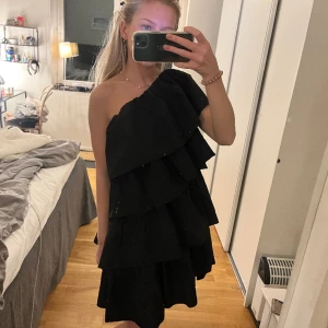 Volang klänning  - Verkligen SÅ fin och cool volangklänning! Tyvärr för stor på mig, därför säljer jag😁