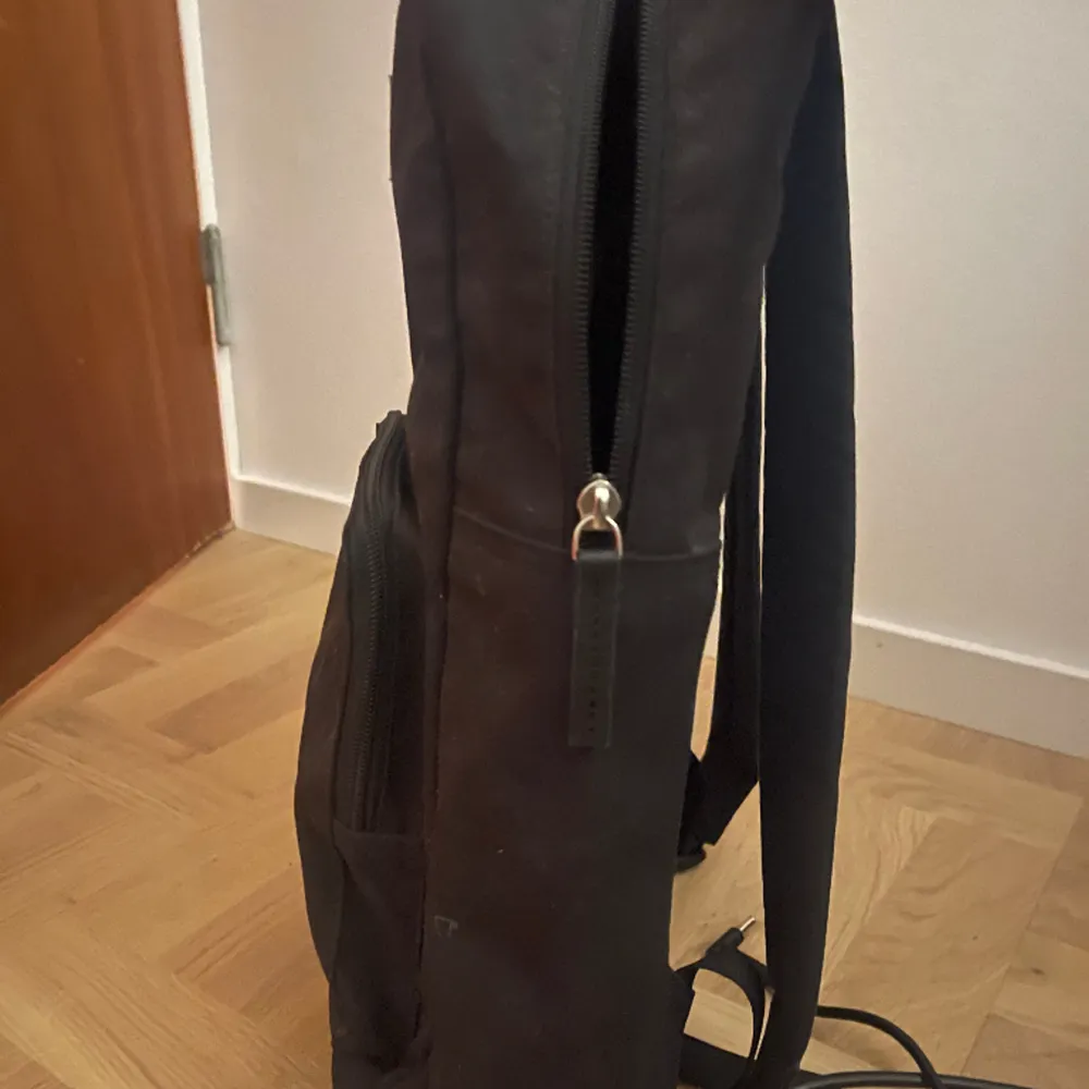 Säljer min svarta Sandqvist ryggsäck! Rymlig & är perfekt till skolan eller jobbet. Rymmer det nödvändiga, som anteckningsblock, penfodral, laddare & såklart dator! Väskan har ett dator fack(bild 2) & ett separat fack på utsidan till det nödvändiga!. Väskor.