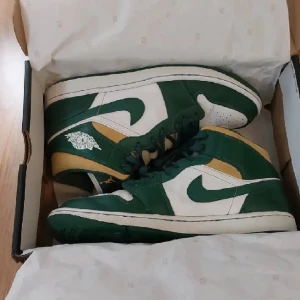 Air Jordan 1 mid - Gröna/vita/gula air Jordan 1 mid, använt få gånger pga inte min stil, skick: 8/10. storleken motsvarar 44. Mvh Sthlm-resell⚠️