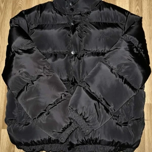 Corteiz Bolojacket triple black - Använd under en vinter säsong, men har fortfarande bäldigt bra skick, inga fläck eller hål