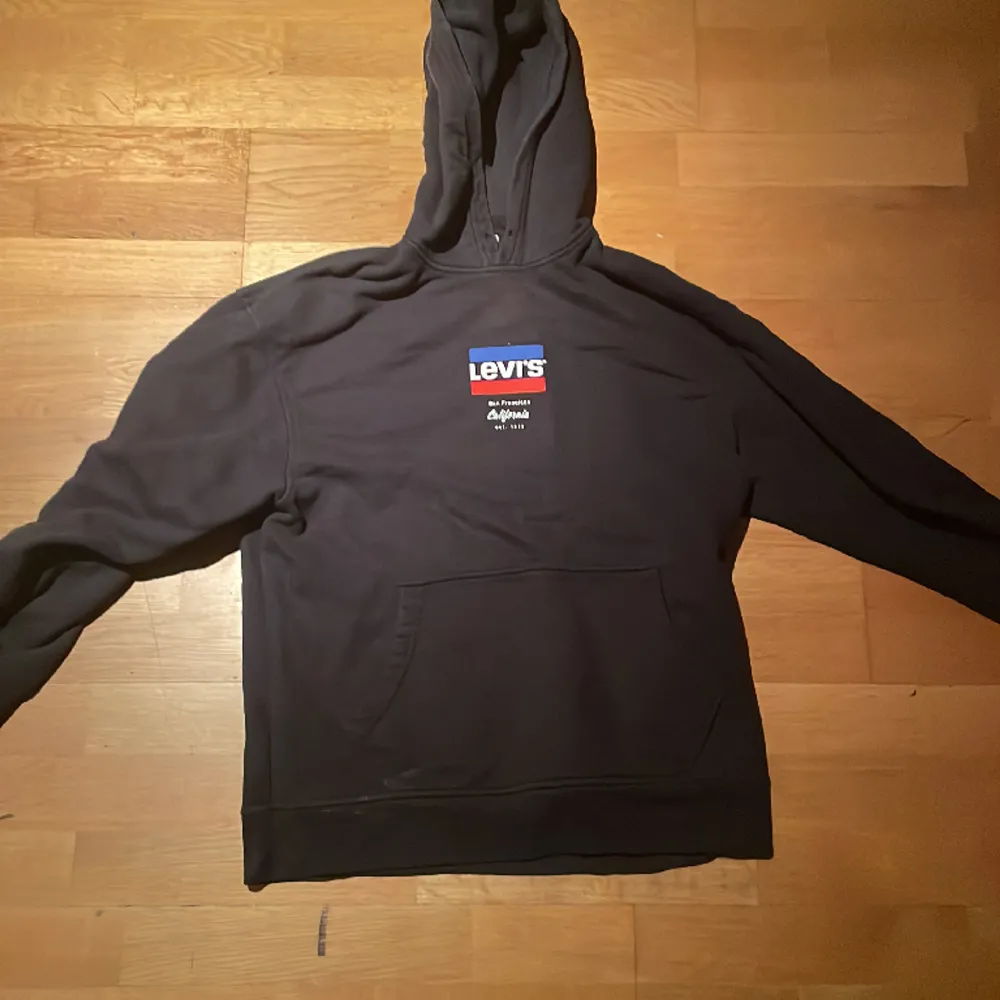 Jätte fin Levis hoodie säljes som knappt är använd Köpt på Zalando  Säljes billigt för 700 kr . Hoodies.