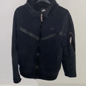 Nike teech dress - Säljer för använder inte mer. Skick 9/10. Hela dressen 749 st pris byxor 399 hoddie 499kr