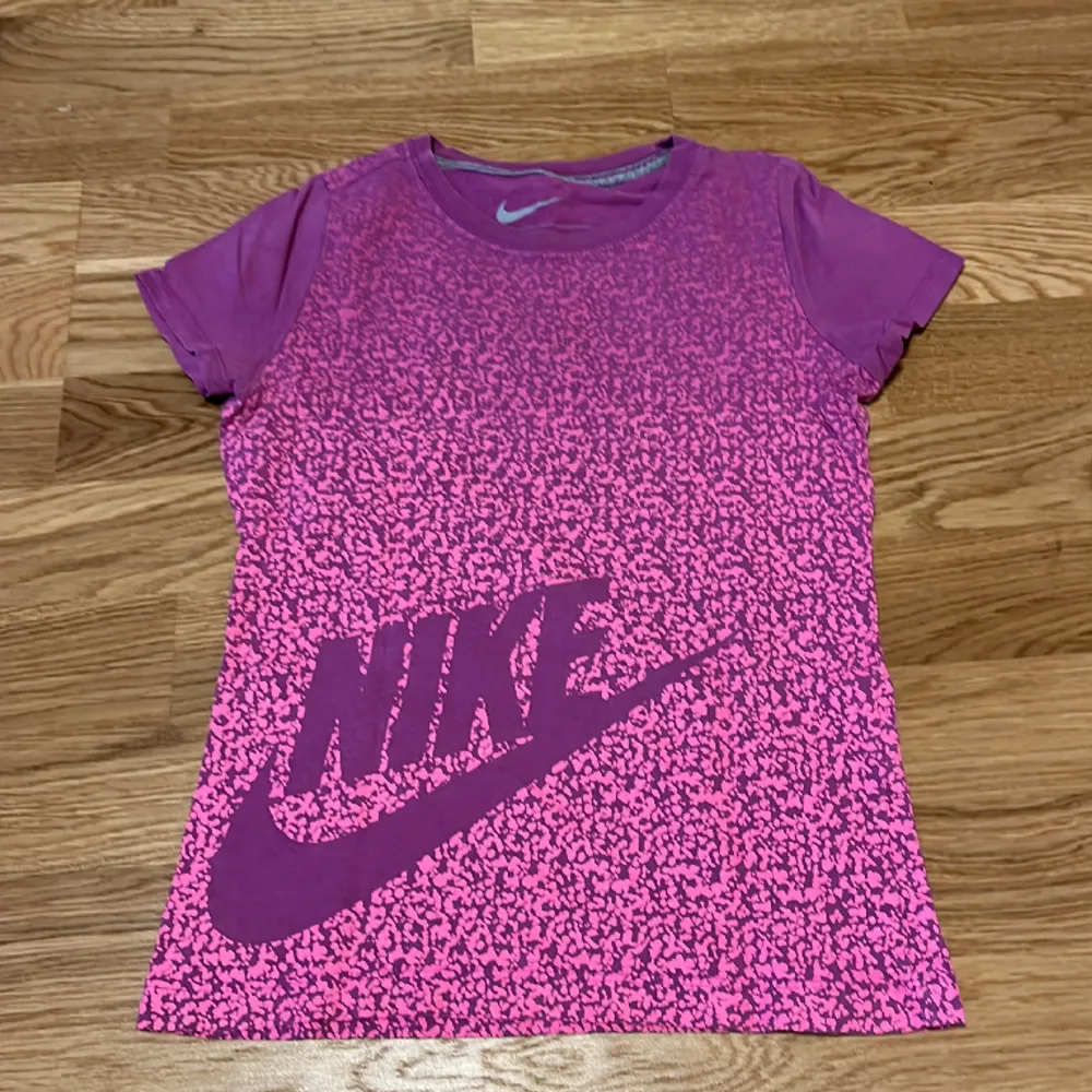 Snygg sport Nike tröja. Har varit använd fåtal gånger men det finns inga defekter. Är som ny.🤍. T-shirts.