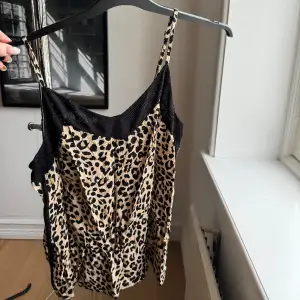 Leopard linne köpt på rock n romance för 500kr