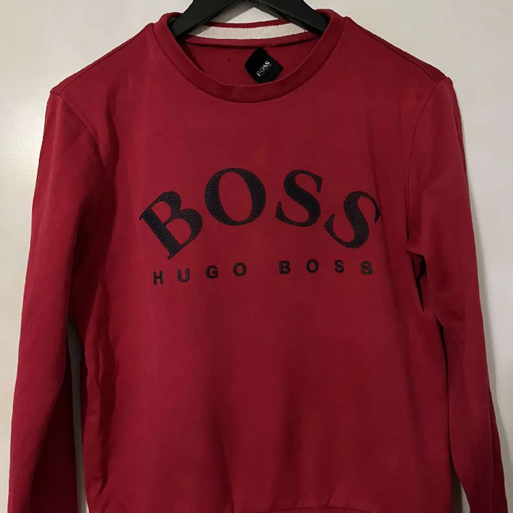 Hej säljer denna snygga äkta röda Hugo boss tröja för endast 800kr! Några frågor ? Det är bara att ställa de😊. Hoodies.