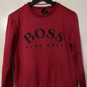 Hej säljer denna snygga äkta röda Hugo boss tröja för endast 800kr! Några frågor ? Det är bara att ställa de😊
