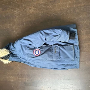 Canadian Goose Expedition Parka XS/S  - Klassiska Canadian Goose Expedition Parka Mellan blå XS/S (rätt stor i stel)   Perfekt skick. På väg till kemtvätt efter vanlig användning.   Nypris 17 000kr 