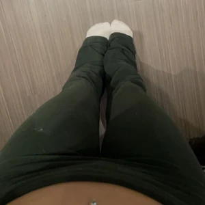 Brandy Melville yoga pants  - Ett par jätte fina yoga pants från brandy Melville. Använda ett får par gånger. I mörk grön 