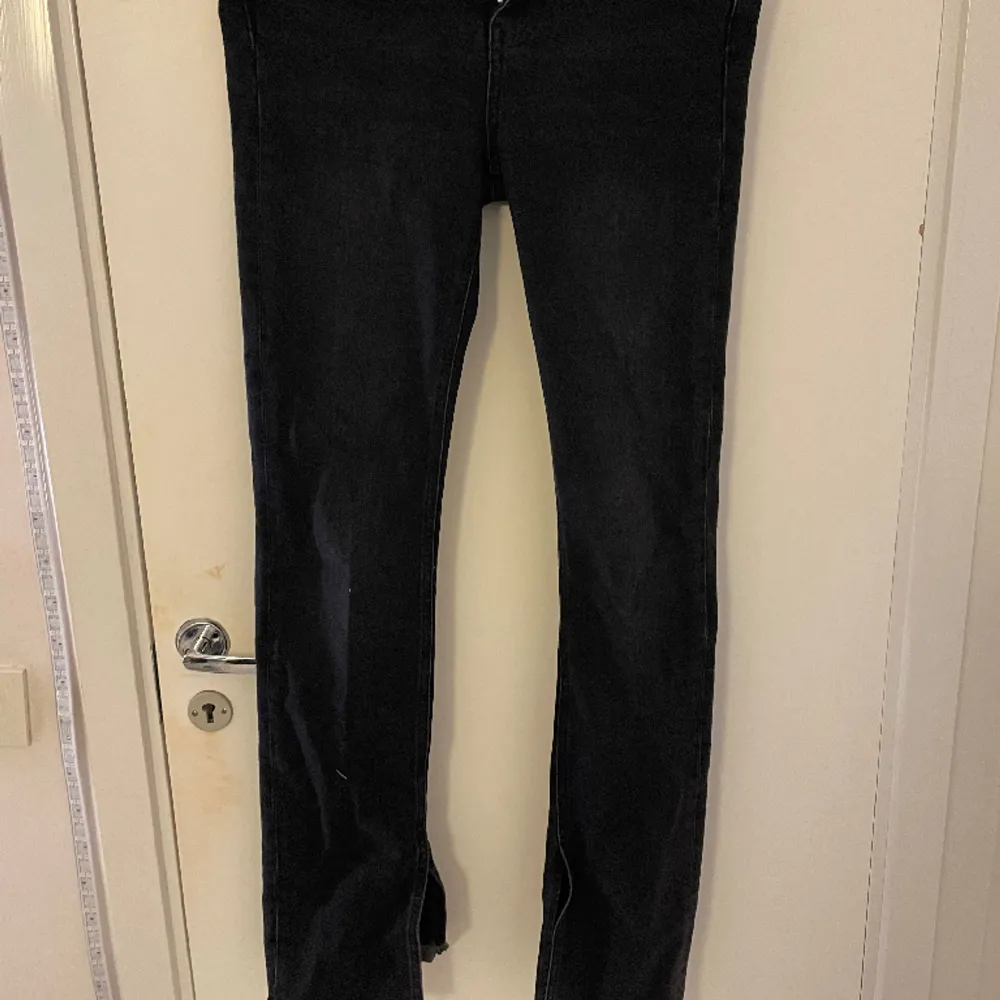 Gina tricot svarta jeans med slits. Jeans & Byxor.