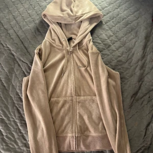 Juicy tröja  - Säljer min beigea juicy tröja då den inte kommer till användning. Den är inte använd så många gånger så den är i väldigt fint skick.