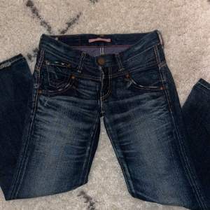 Ett par sypersnygga lågmidjade vintage Levis jeans ”Levi’s, lady style”, lite slitna längst ner på benen och skulle passa någon som är 160 eller kortare. Säljer pga att den är för korta för mig, det är bara att fråga om fler bilder och använd köp nu❤️