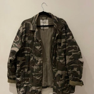 Jacka   - militärjacka i oversize fit. Väldigt bra skick. 