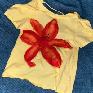 Sååå fin topp!!💛💛 - Söt topp från princess polly, är som ny och bara använd fåtal gånger<3 Är öppen i ryggen med snörning ser bild☝️☝️Kontakta gärna vid frågor!💛