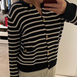 Stickad från zara - Fin kofta från Zara, har aldrog kommit till andvändning så skicket är super! 