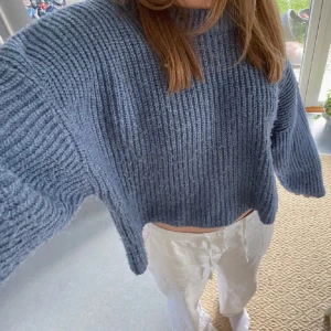 Blå stickad tröja - Blå stickad tröja från HM!💙Supermysig, inga hål, missfärgningar osv. Kontakta mig om du är intresserad, köparen står för frakt📦💘