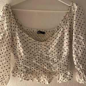 ❤️‍🔥Bikbok blus ❤️‍🔥 - ❤️‍🔥Säljer denna jättefina prickiga blus från bikbok i storlek S❤️‍🔥