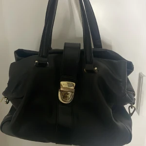 Esprit väska - Bra skick förutom att den är lite rostig!