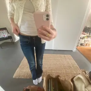 Intressekoll på mina mörkblåa jeans från G-star! Köpta här på plick, men knappt använda. Den förra ägaren köpte jeansen för 999 kr och på zalando kostar de 1465 kr. Tveka inte att skriva till mig vid intresse! Jag är 163! Tryck inte köp nu!🩷