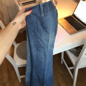 Jeans från Gul & Blå - Skitsnygga långa flare jeans från Gul & Blå. Säljes pga lite för små för mig. Storlek är mellan 34/36, lång modell! Pm för fler bilder. 