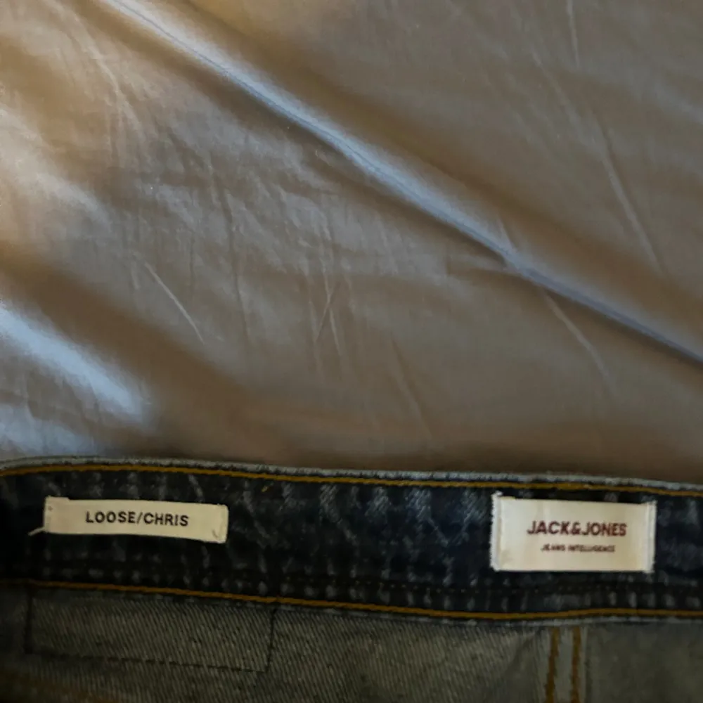 Hej, säljer dessa blåa Jack and Jones jeans i storlek 30W 30L, modellen är Loose Chris. Säljer dom då dom inte kommer till användning längre. Skicket är 9/10. Hör av er vid funderingar! 😊. Jeans & Byxor.