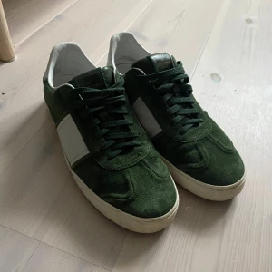 Valentino flycrew - Intressekoll på mina väldigt schyssta flycrews som är i riktigt bra skick, sparsamt använda och alla nitar är på plats!