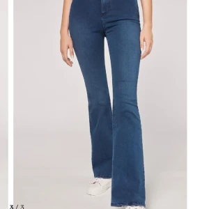 Utsvängda Jeans - Säljer dessa fina utsvängda jeans från Calzedonia. Säljer pga för stora. Original pris är 479kr och de är i super fint skick då jag endast använt dem en gång. Skriv för egna bilder och tryck gärna på Köp nu