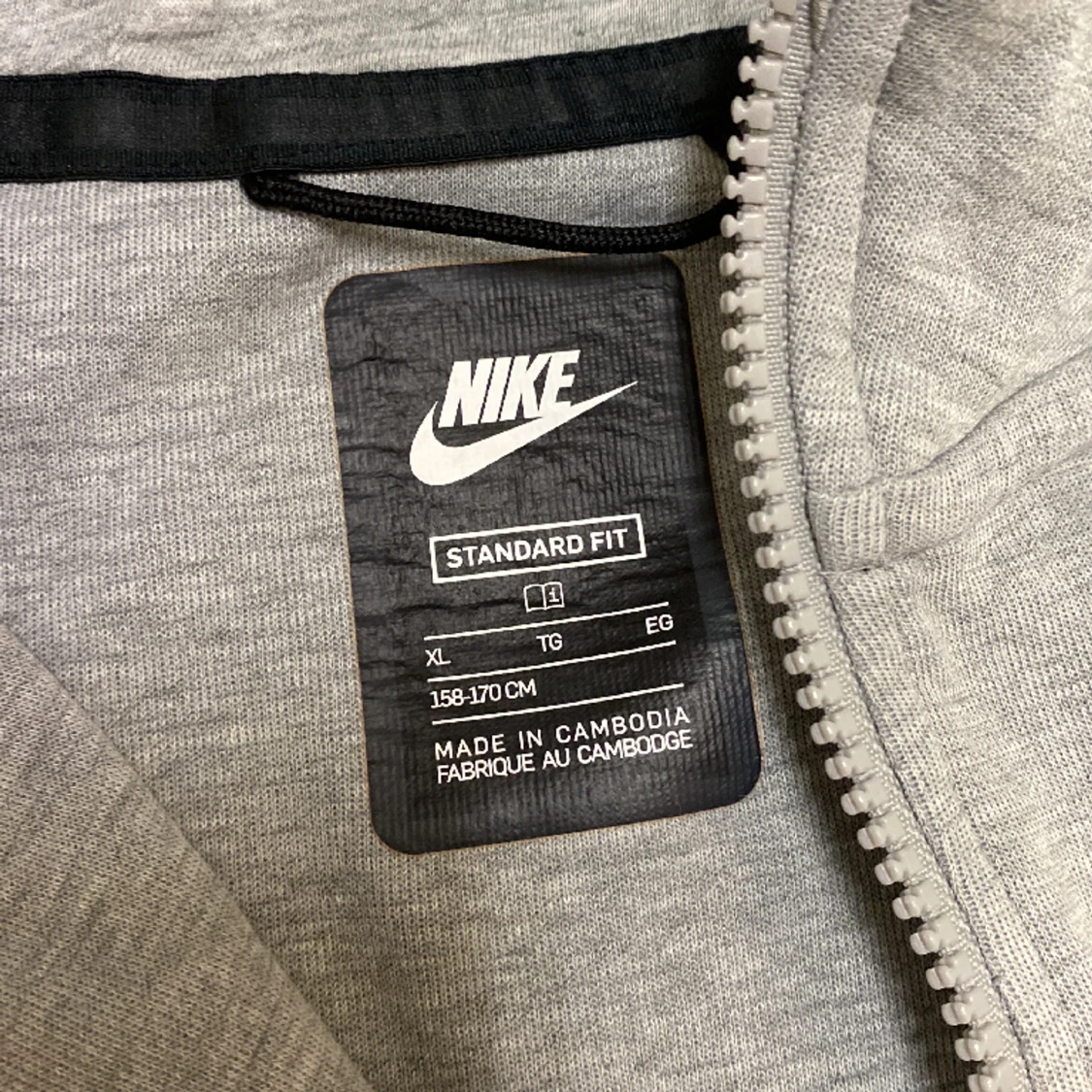 Jag säljer den för att den är för liten. Den är köpt i Nike affären i belgrad, Ada mal.  - 90