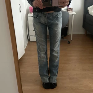 Lågmidjade jeans - Superfina men har flera liknande. Egengjord slits nertill. Jag är 173cm. Skriv för frågor!