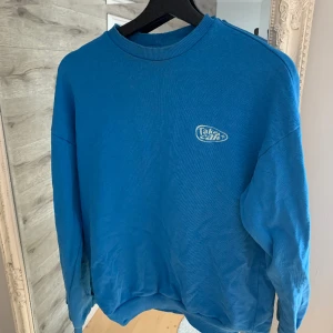 Sweatshirt  - Fin blå sweatshirt i Unisex🫶🏽