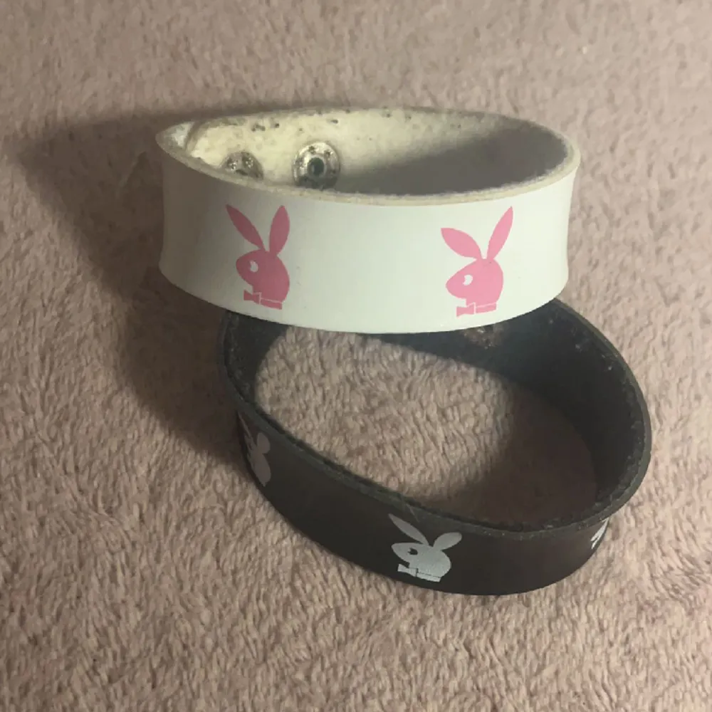 Playboy liknande armband 20kr/st eller båda för 30kr. Accessoarer.